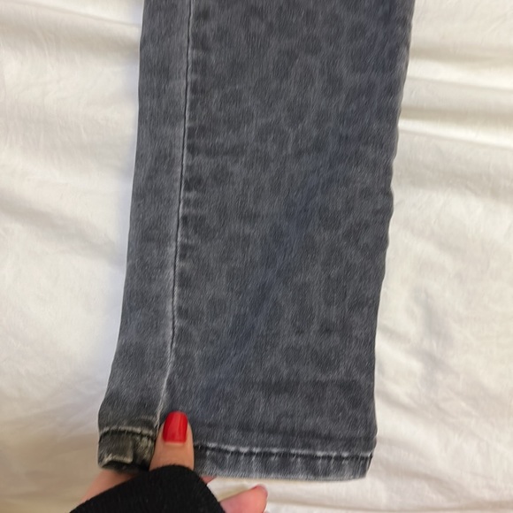 Low-rise Cimarron skinny jeans, unique grey faded-cheetah print - Picture 6 of 7